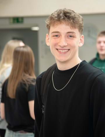 Mand med kasket som gestikulerer med armene