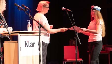 Student får overrakt eksamensbevis