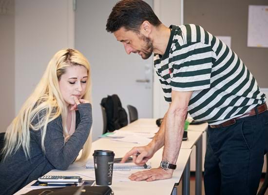 Lærer, der hjælper en studerende