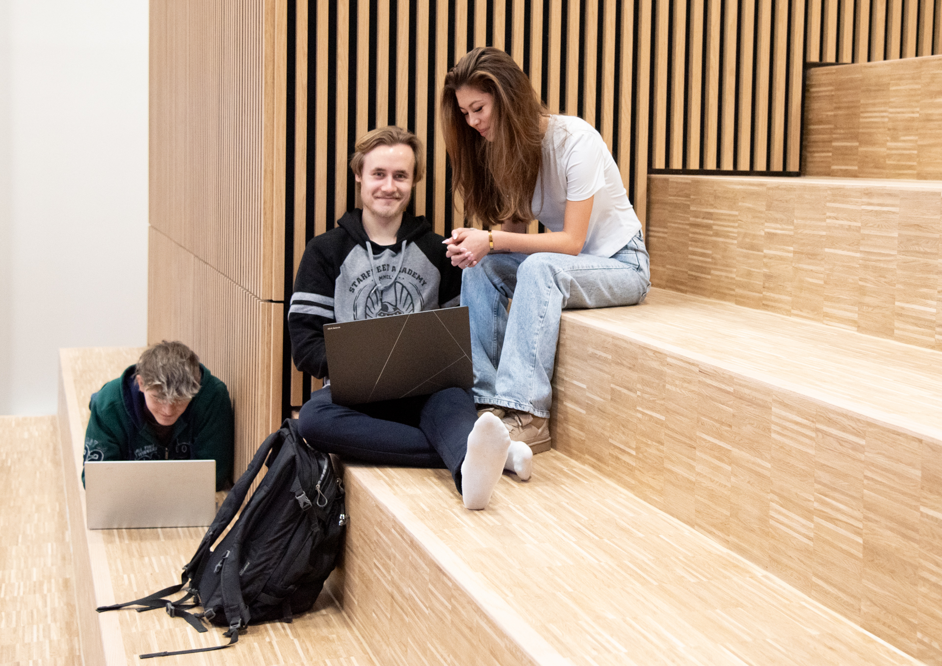 To piger der kigger på en computer