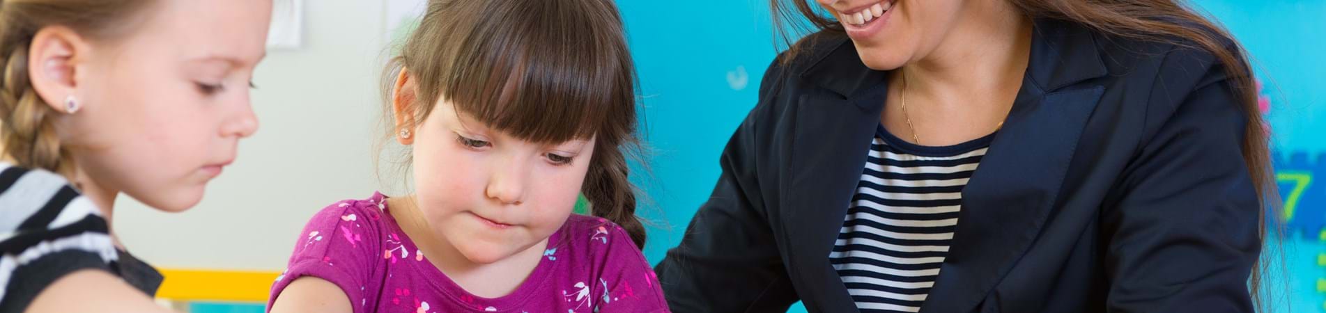 Kvinde sammen med to børn