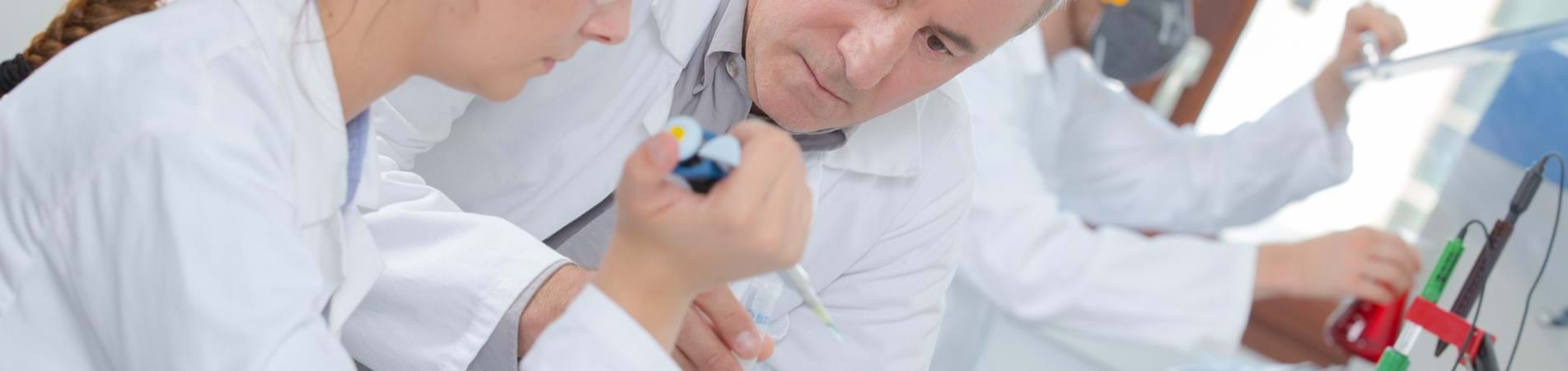 Kvinde og mand i kittel