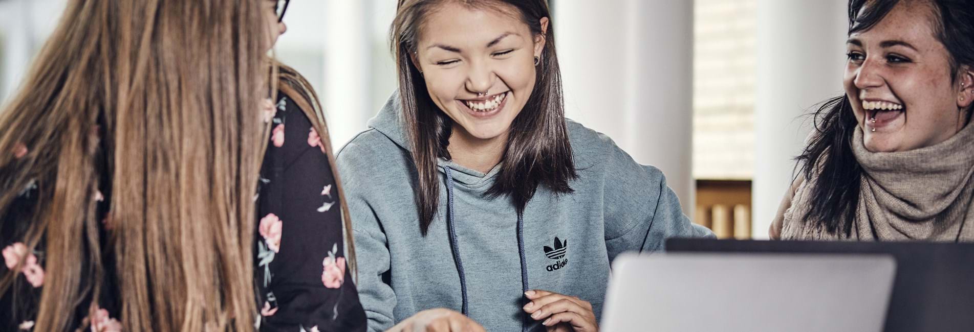 Kvinde der bruger en laptop.