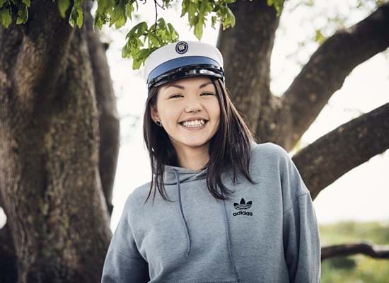 Smilende pige med studenterhue